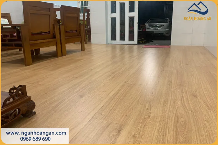 Phòng Khách Được Lót Bằng Sàn Gỗ Công Nghiệp Đẹp Và Sang Trọng